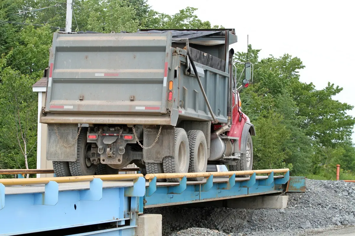 ciężarówka na wadze samochodowej